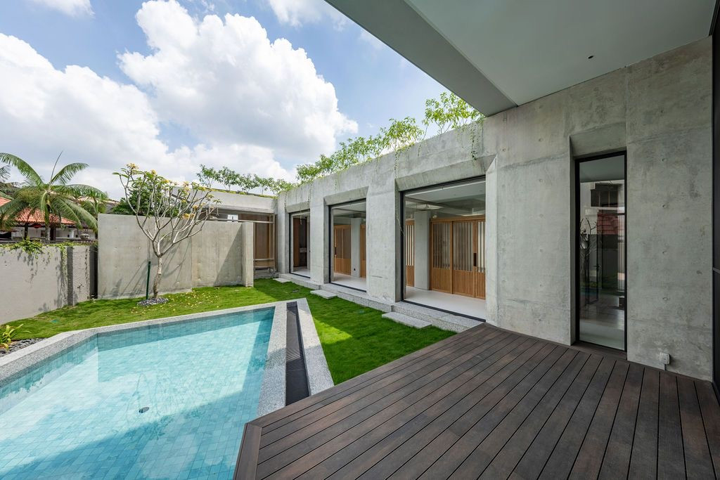 One of the four triangulated external pocket spaces features the lap pool and timber deck (Photo: BricksBegin)