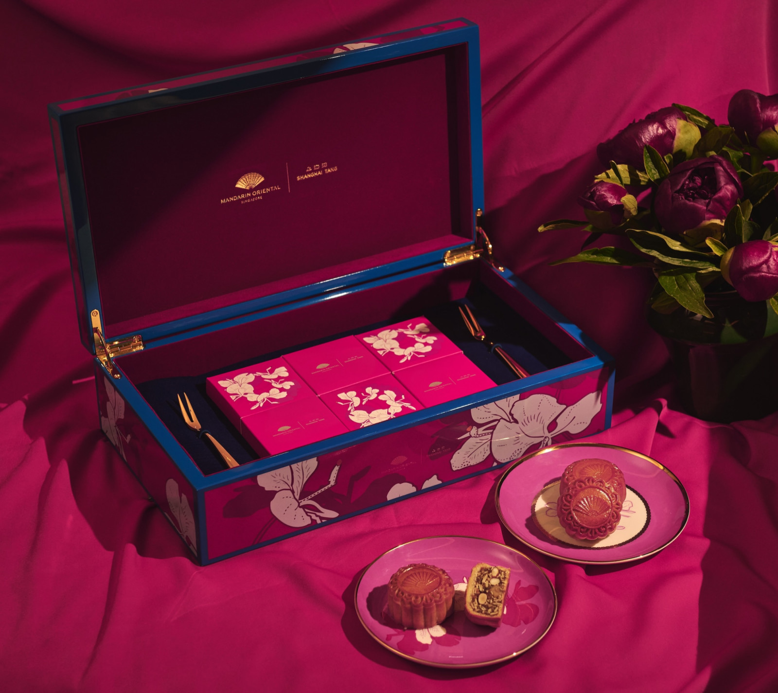 Mandarin Oriental Singapore teams up with bespoke label Shanghai Tang for a bespoke mooncake gift set (Photo: Mandarin Oriental Singapore) best mooncake gift baked mooncake snowskin mooncake mid autumn festival hotel mooncake