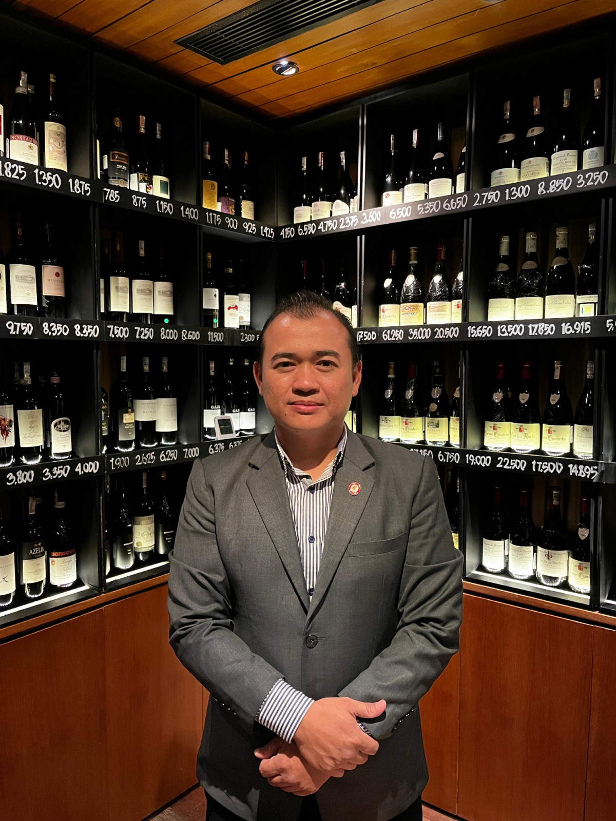 Iksan Tahdinal, sommelier Cork & Screw di Plaza Indonesia yang menjadi Best Sommelier di Tatler Best-in-Class Indonesia 2025