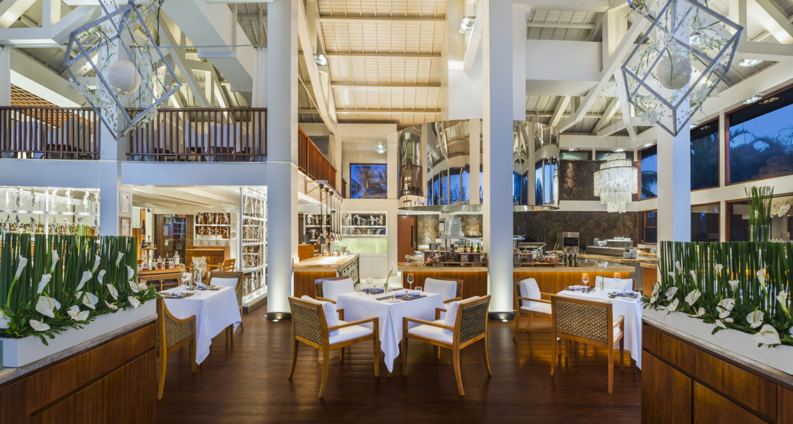 Ruang makan utama Kayuputi di The St. Regis Bali Resort