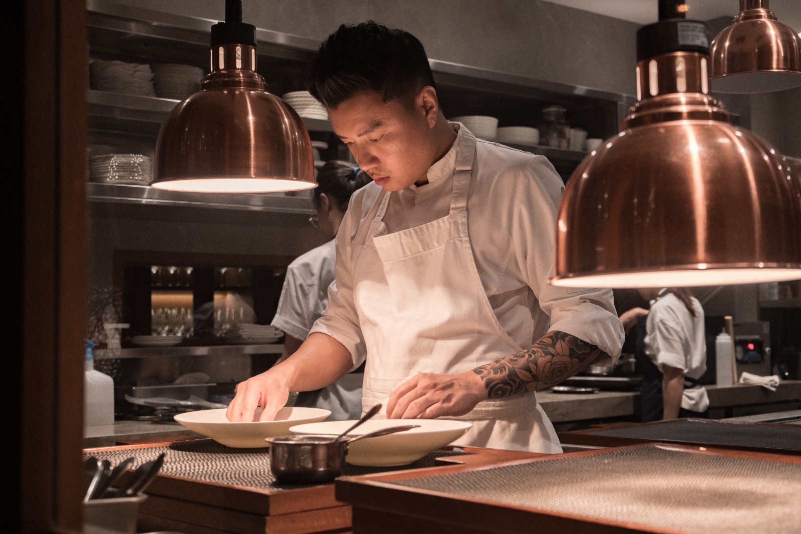 Chef Vallian Gunawan dari Kindling memenangkan gelar Rising Star di Tatler Best-in-Class Indonesia 2025