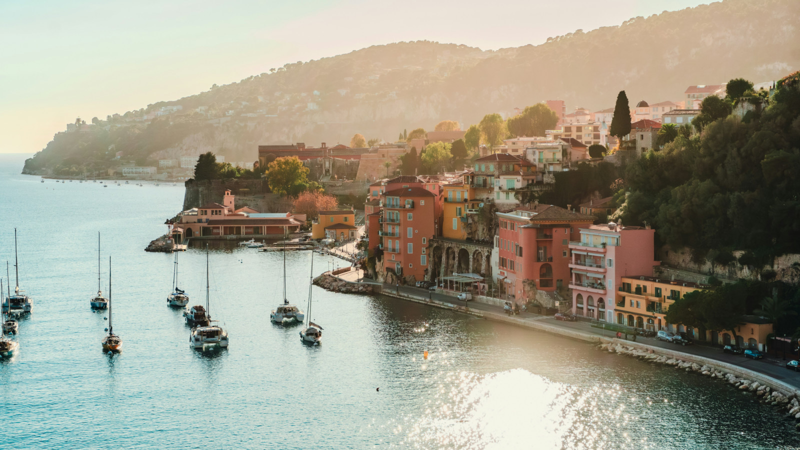 Escape to Provence and the Riviera with these unforgettable novels set in the South of France—a perfect reading list for travellers, book lovers and daydreamers. (Photo: Antoine Contenseau / Unsplash)