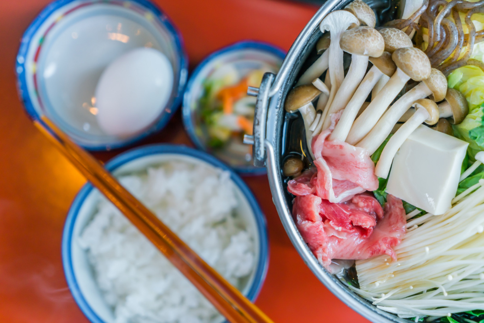 Sukiyaki’s rich, savoury-sweet broth owes its glossy depth to mirin, a staple Japanese ingredient. (Photo: Jannoon028 / Freepik)