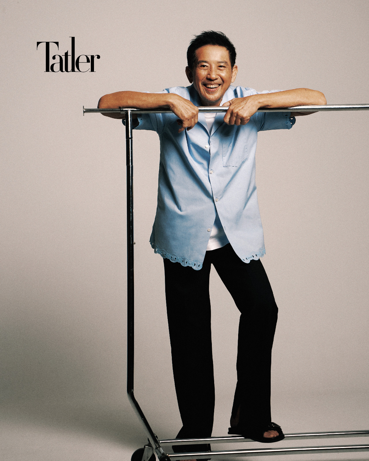 淺藍短袖襯衫、開衩直筒西裝褲、光澤感皮革拖鞋all by Gucci。(Photo: Chuan Zhou/Tatler Taiwan)