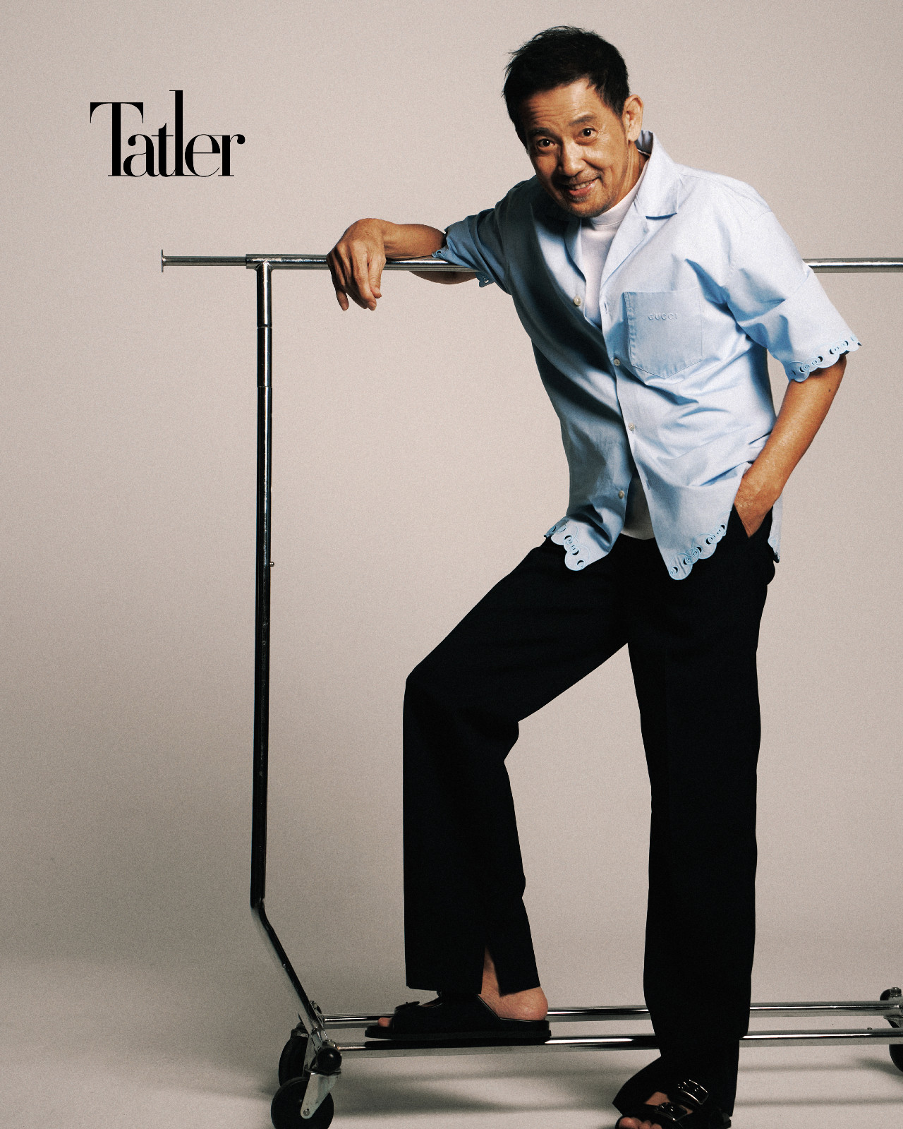 淺藍短袖襯衫、開衩直筒西裝褲、光澤感皮革拖鞋all by Gucci。(Photo: Chuan Zhou/Tatler Taiwan)