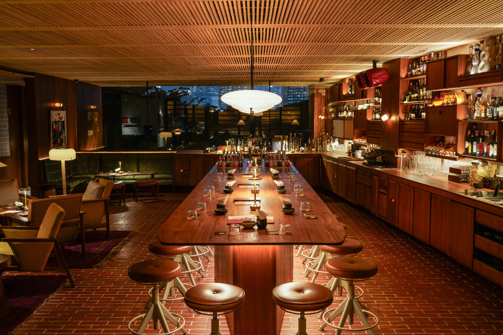 Interior mid-century yang stylish di Modernhaus, Jakarta