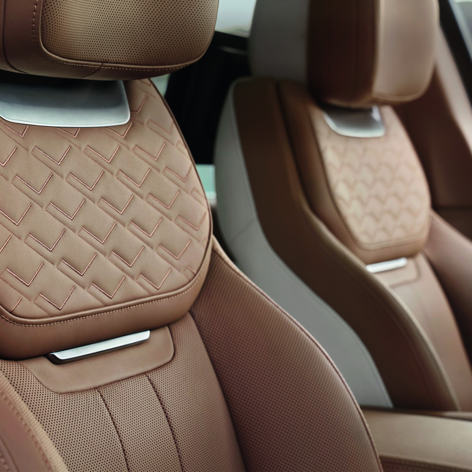 Range Rover genrasi kelima melanjutkan warisan 55 tahun inovasi, desain, dan kemewahan untuk segala medan (Foto: Dok. Range Rover)