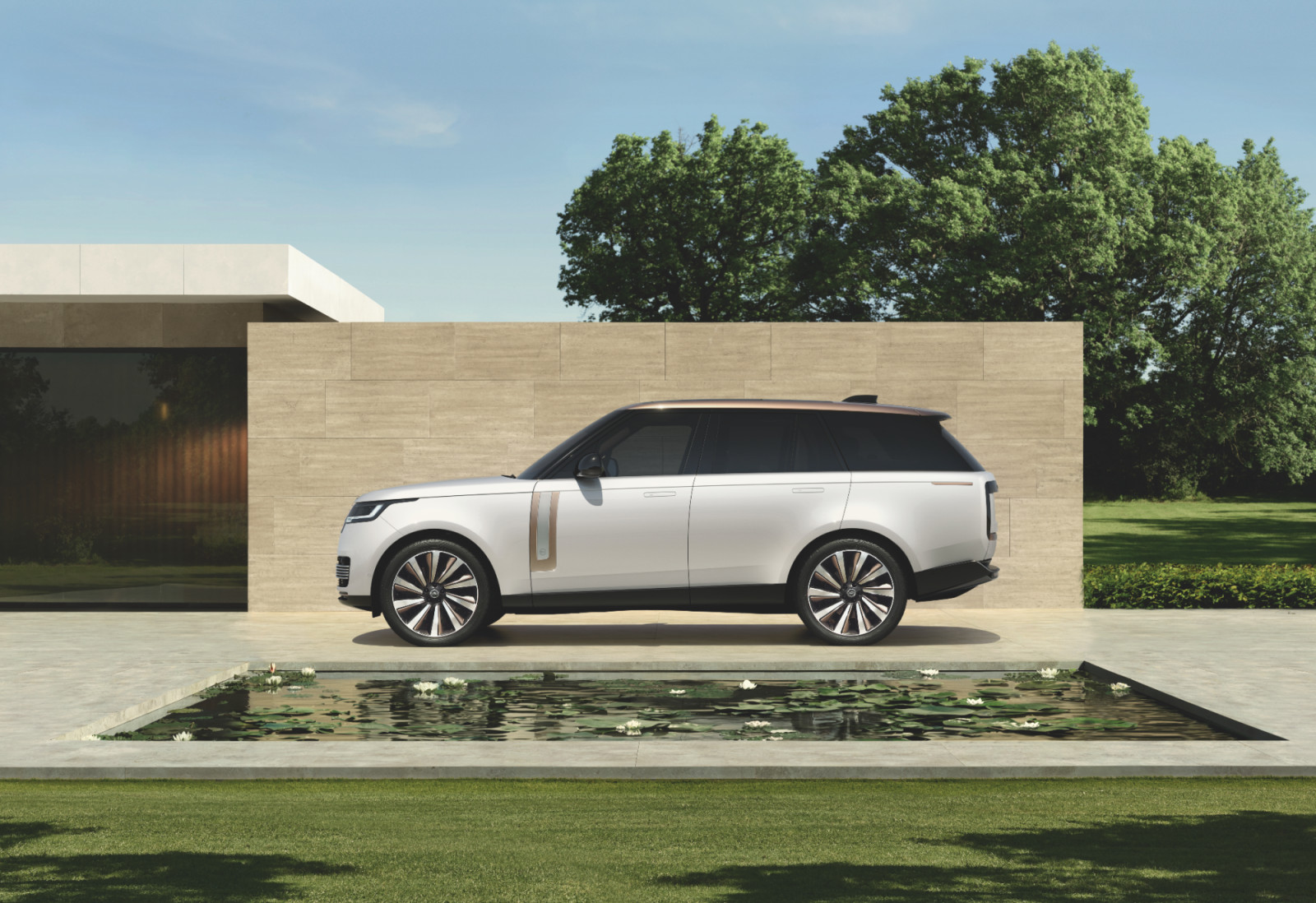 Range Rover generasi kelima melanjutkan warisan 55 tahun inovasi, desain, dan kemewahan untuk segala medan (Foto: Dok. Range Rover)