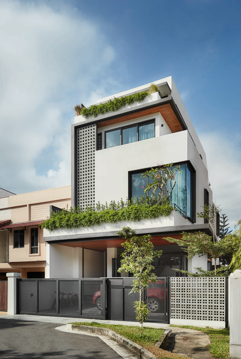 The street-facing facade of the terrace house named the Breeze House by Quarters Architects