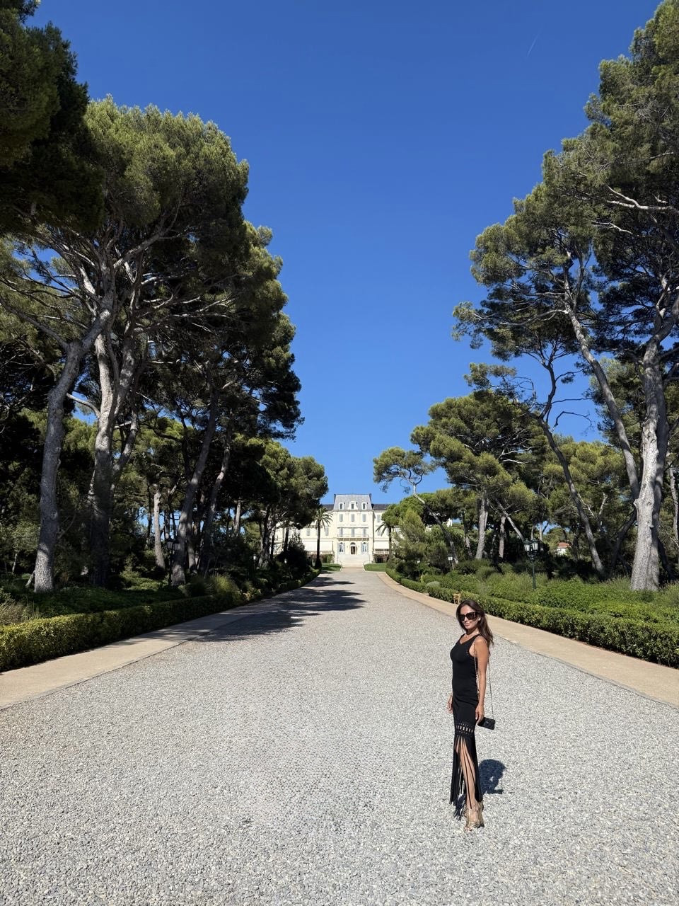 Wendy Puyat poses outside the Hôtel du Cap Eden Roc