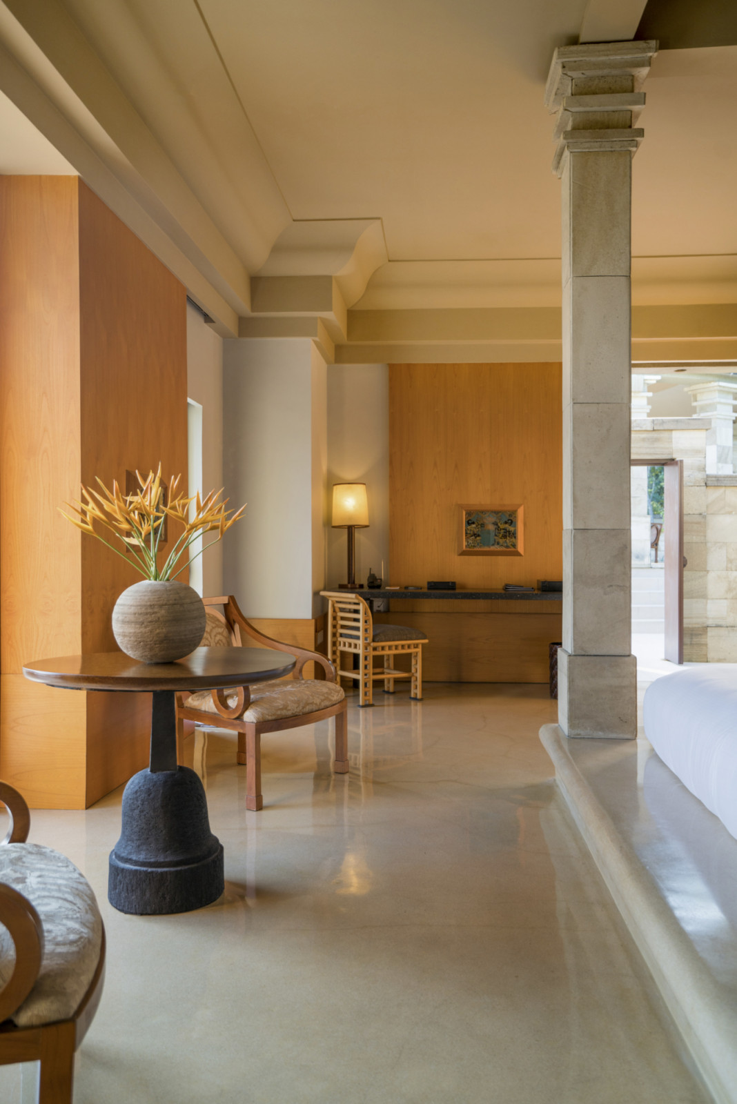 Interior kamar Dalem Jiwo Suite di Amanjiwo