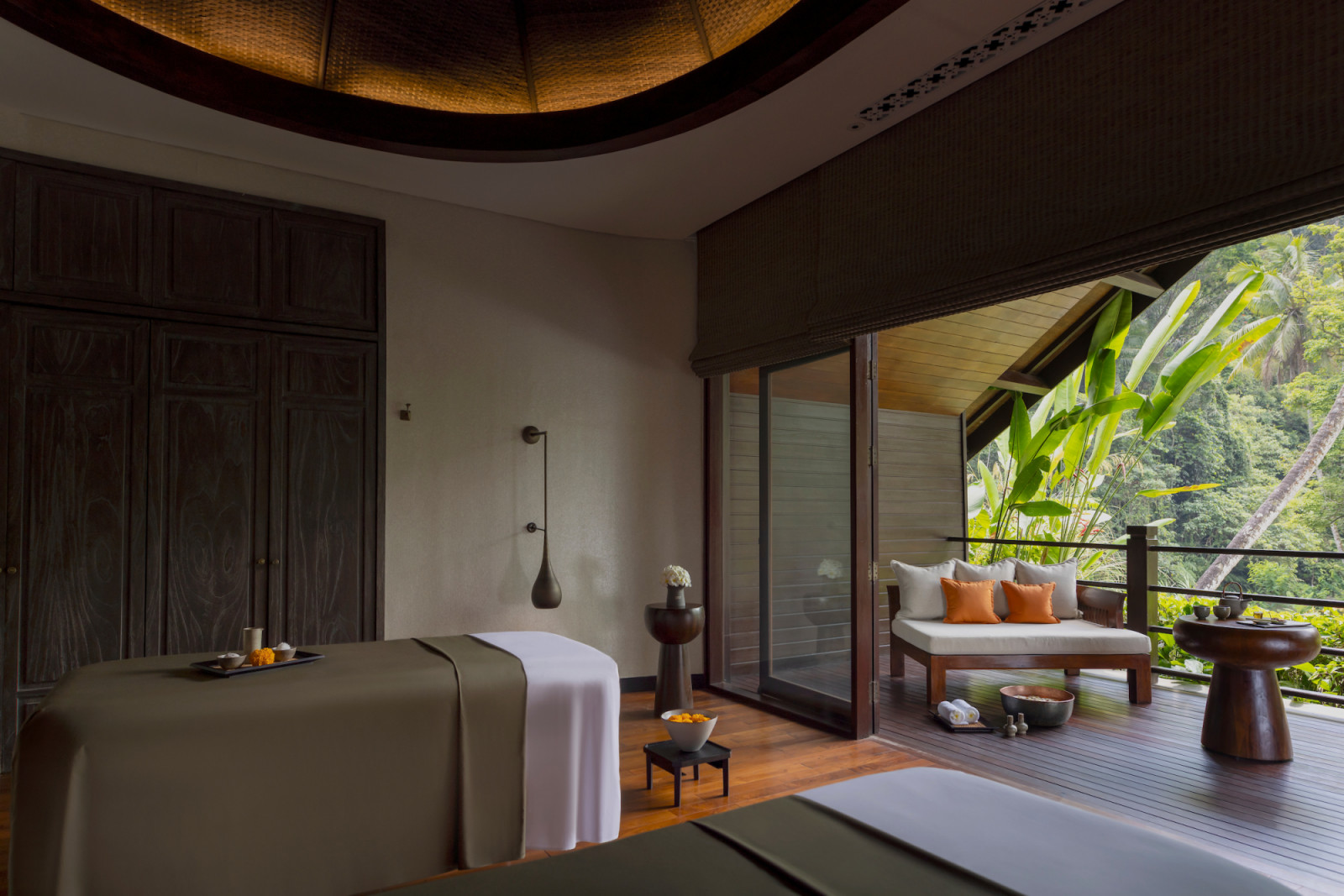 Ruang spa treatment untuk dua orang di Mandapa, a Ritz-Carlton Reserve