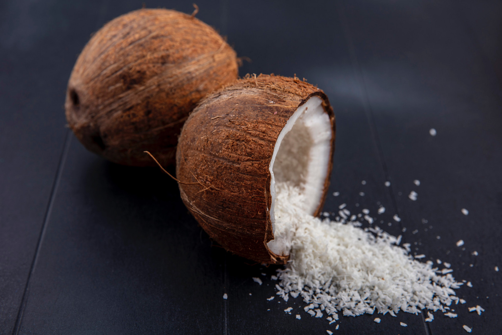 Coconut milk, extracted from freshly grated coconut flesh, brings creaminess and balance to Thai curries and soups. (Photo: Stocking / Freepik)