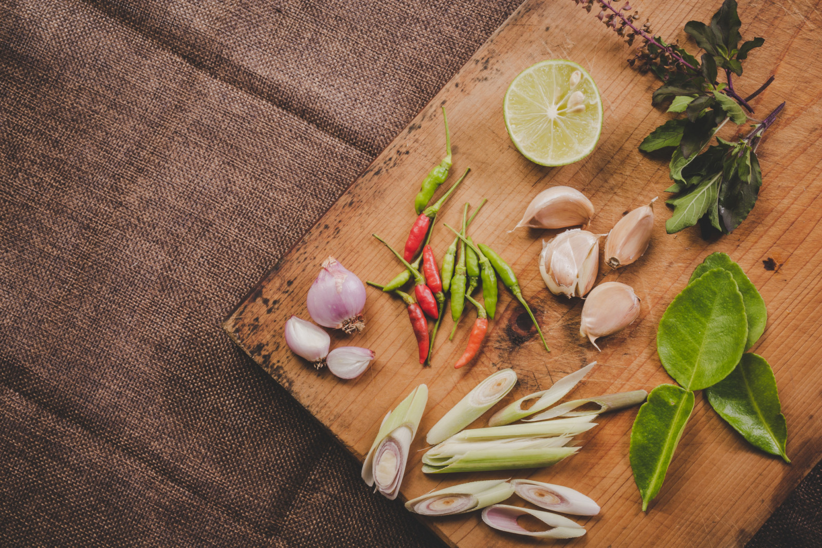 Lime adds the sharp citrus edge that brightens Thai soups, salads and sauces. (Photo: Jcomp / Freepik)