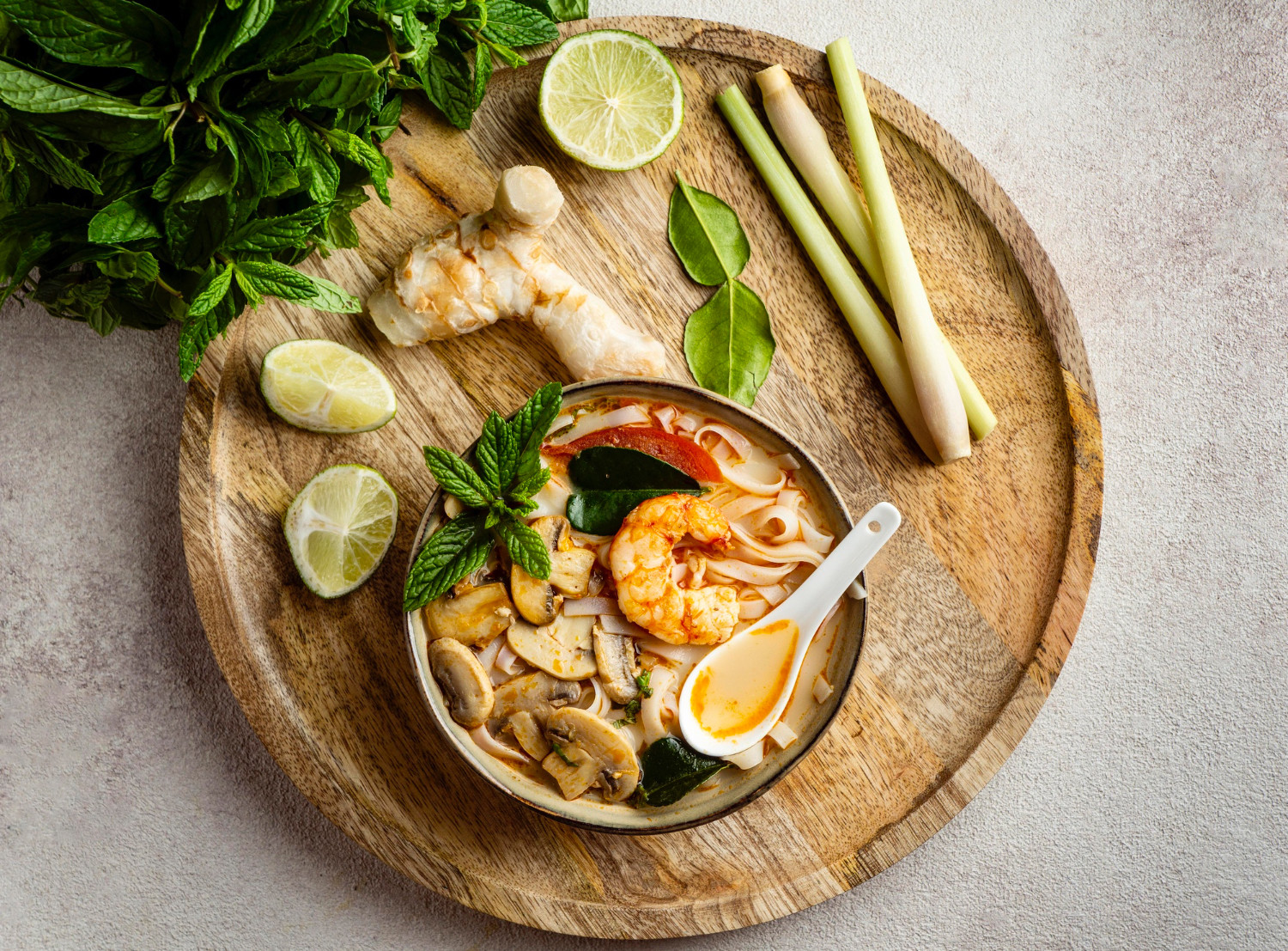 Tom yum owes its fragrant lift to lemongrass, which cuts through the spice with a clean citrus note. (Photo: Freepik)