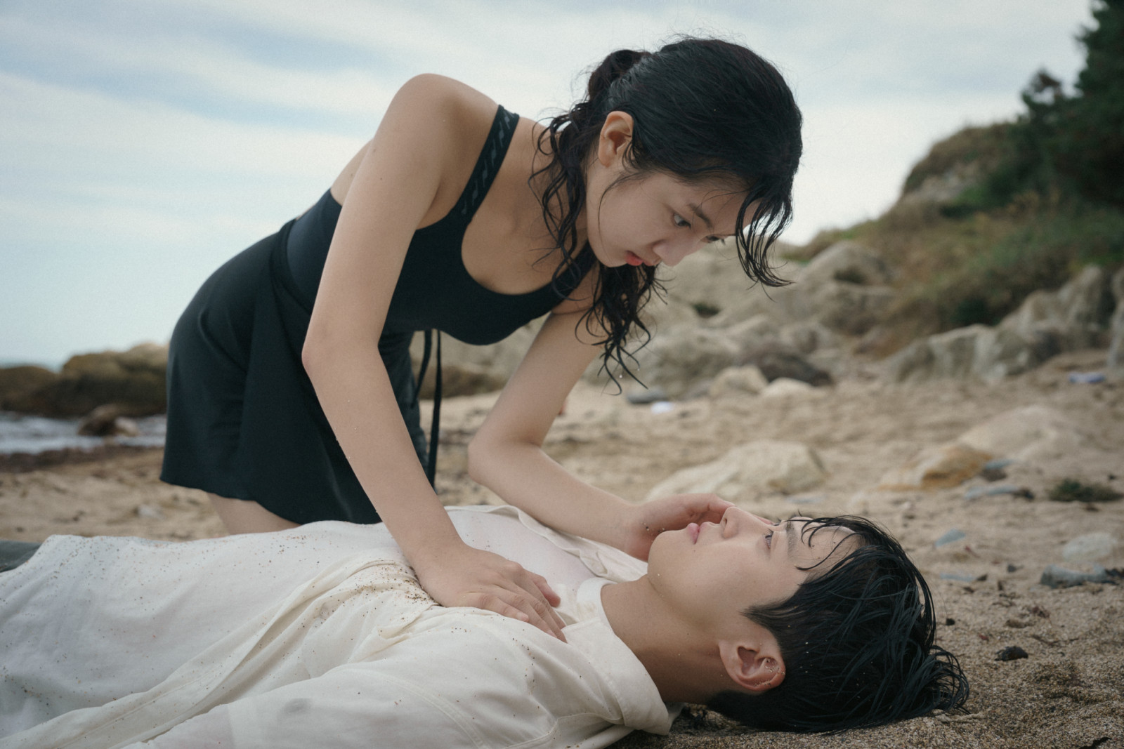 Shin Eun-soo as Park Se-ri, Gong Myoung as Han Yun-seok in “Love Untangled”. (Photo: Seo Ji-hyung / Netflix © 2025)