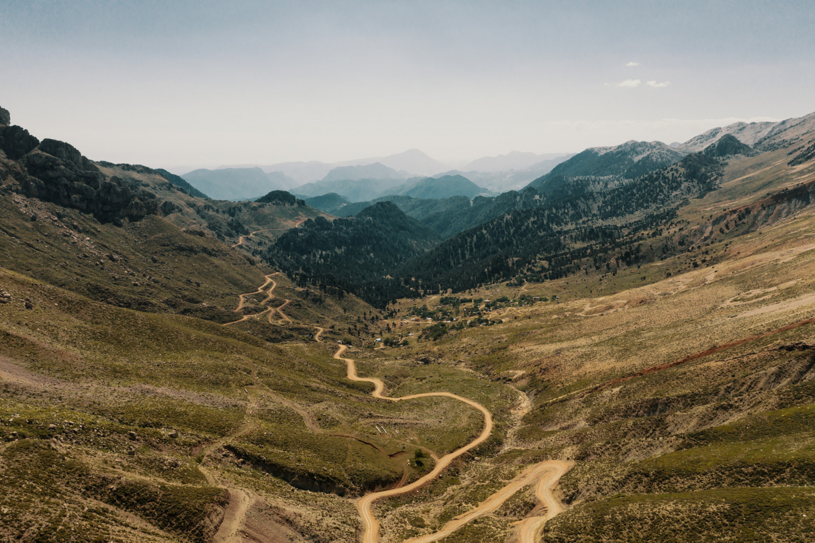 Step into the wild with 10 non-fiction books about hiking that chart the world’s most remote and challenging trails. (Photo: Arthur Hidden / Freepik)