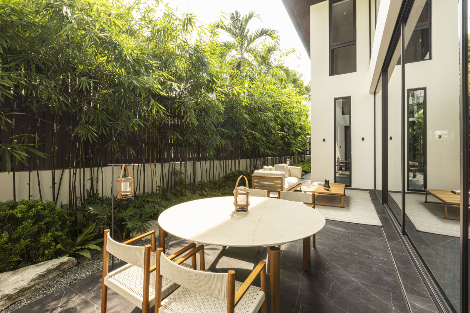 Guests can choose to linger outdoors at Lark Street Residence
