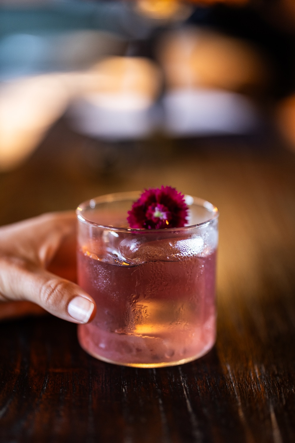Sakurairo, campuran elegan gin, maraschino cherry, sakura syrup, dan lemon di Notte