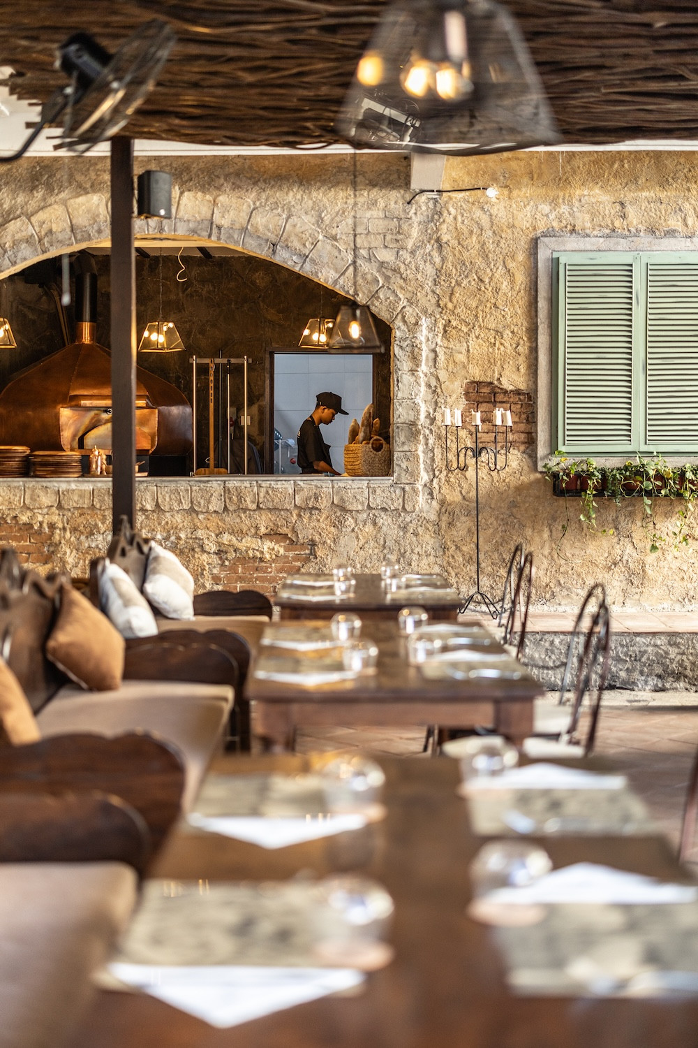 Rustic dan terbuka, L’Osteria Pizza e Cucina di lokasi barunya di Uluwatu