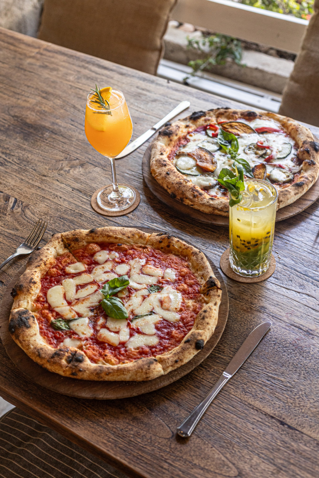 Ada lebih dari 20 jenis pizza khas Napoli di restoran Italia ini