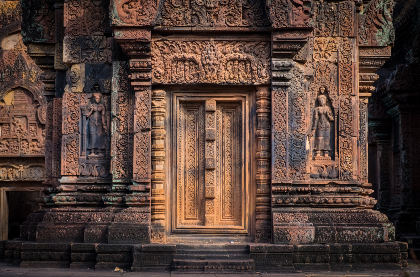 The Banteay Srei is a very well preserved monument. Its exquisite ornamentations that cover most of the temple show great skill and precision. (ภาพ: Boy Anupong / Getty Images)