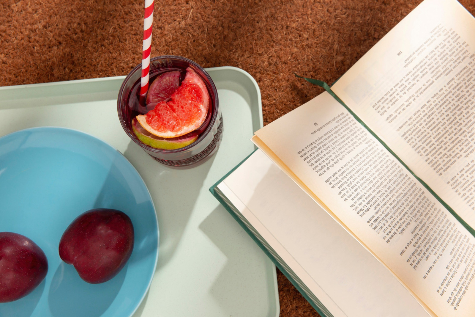 Take the guilt out of your getaway with these books to read on vacation that challenge hustle culture and celebrate the art of rest. (Photo: Freepik)