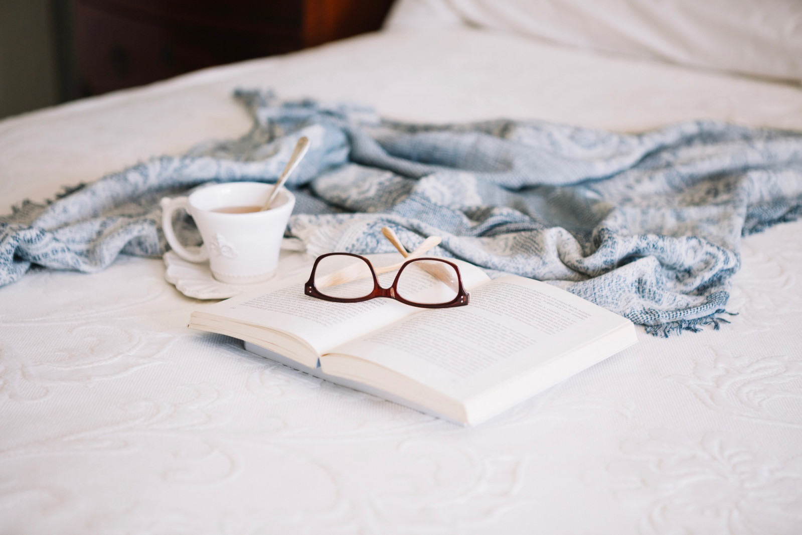 For book lovers craving uninterrupted time to dive into stories, a reading retreat sounds like the perfect escape—a peaceful haven to relax, recharge, and lose oneself in the joy of reading. (Photo: Freepik)