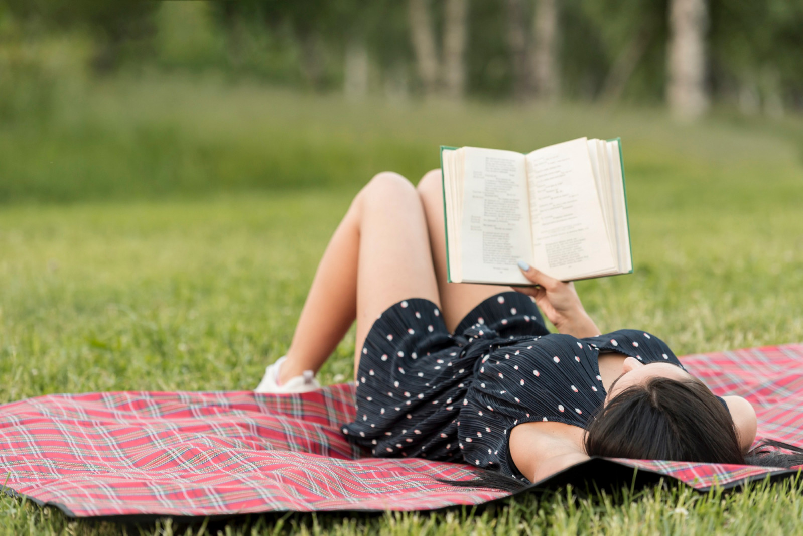 Taking time to read without distractions helps lower stress, clear the mind and improve focus for better wellbeing. (Photo: Freepik)