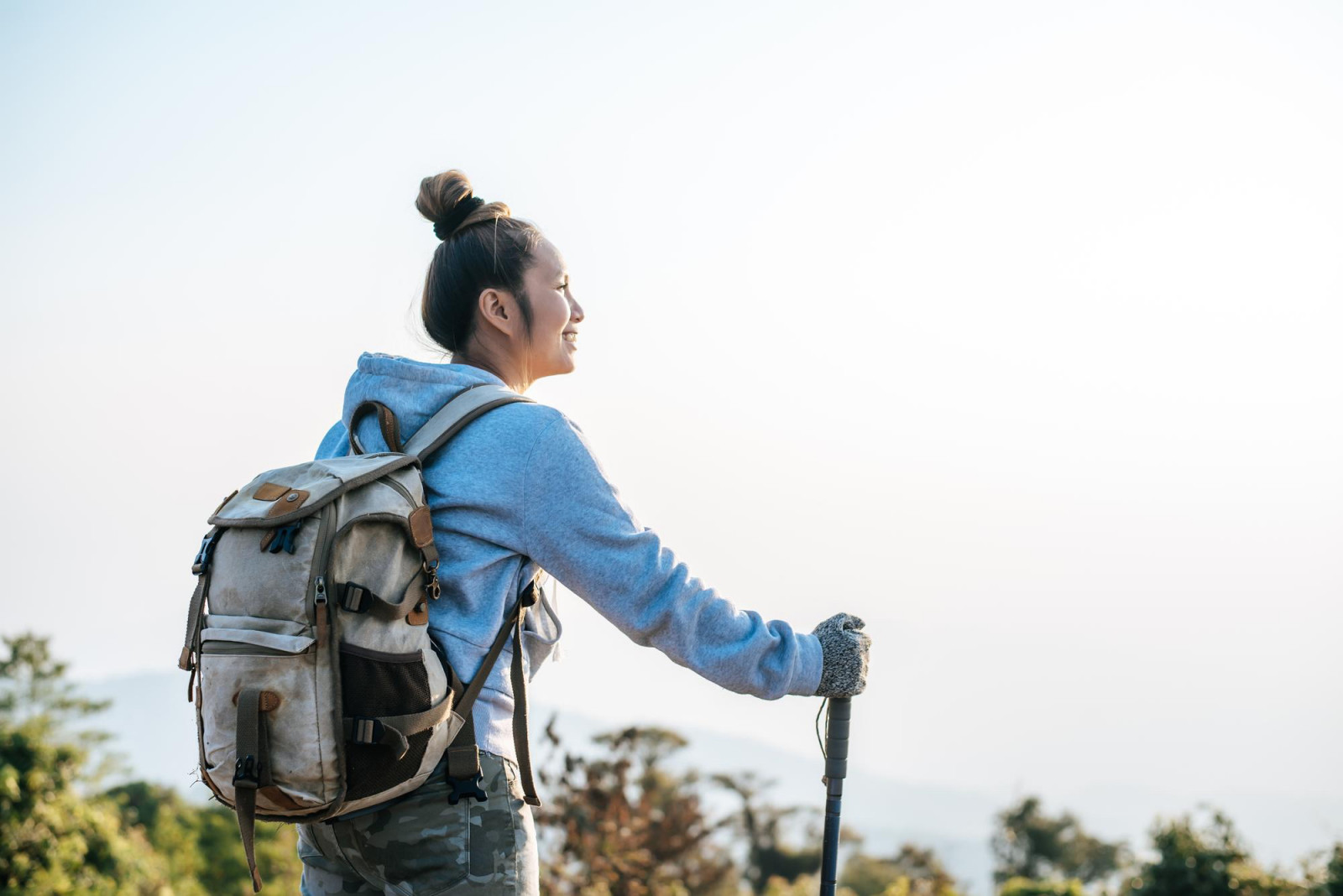 Solo female hikers share practical tips and honest stories from their journeys of independent adventure. (Photo: Jcomp / Freepik)