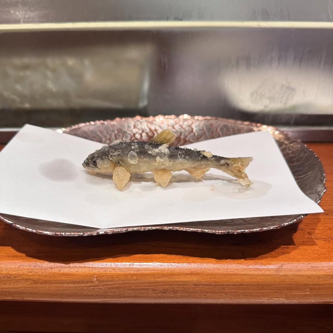 Savour over a dozen meticulously fried seasonal seafood and vegetables at the intimate counter. (Photo: Pineapplechonx / Instagram)