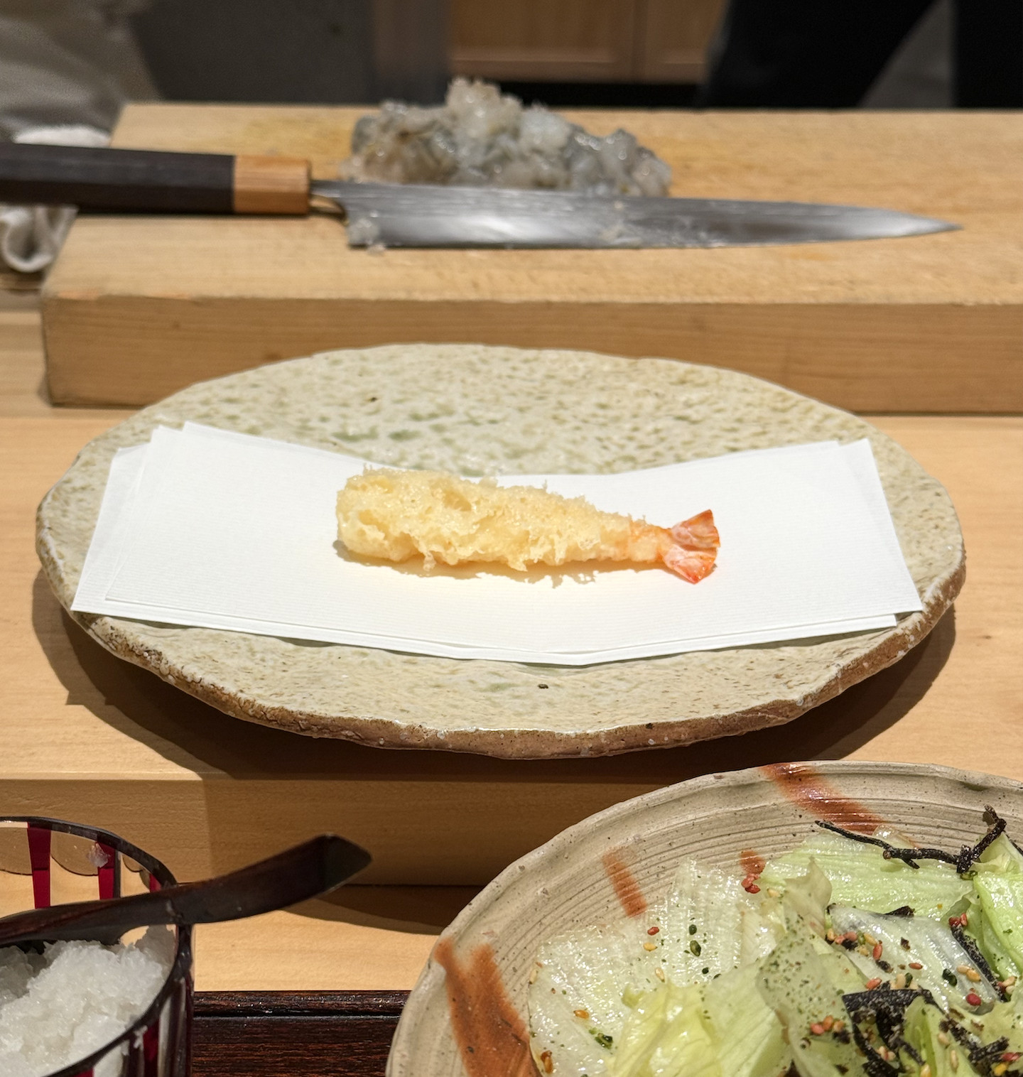 Experience refined tempura omakase in a relaxed setting, where seasonal ingredients are fried individually under the careful guidance of Chef Takahiro Yamagata. (Photo: Pineapplechonx / Instagram)