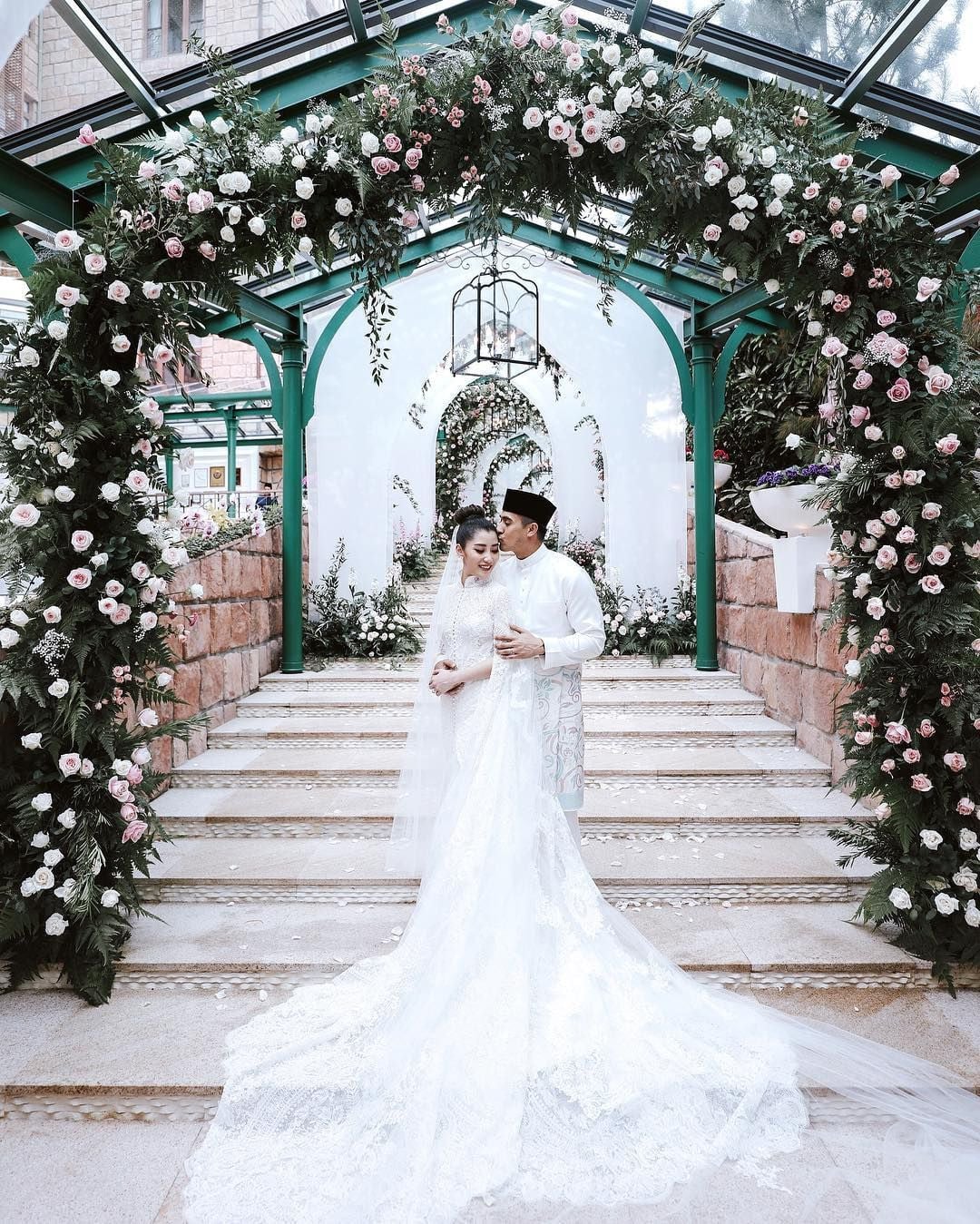 Influencer wedding trends reached new heights as Chryseis Tan honoured heritage and family with her cross-cultural ceremony. (Photo: @chrystan_x / Instagram)