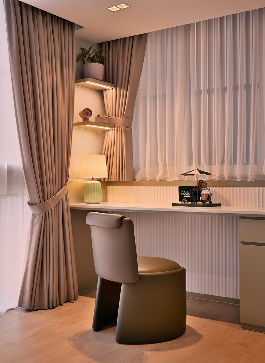 Subtle elements in the daughter’s bedroom allow the space to adapt to her evolving tastes as she grows up