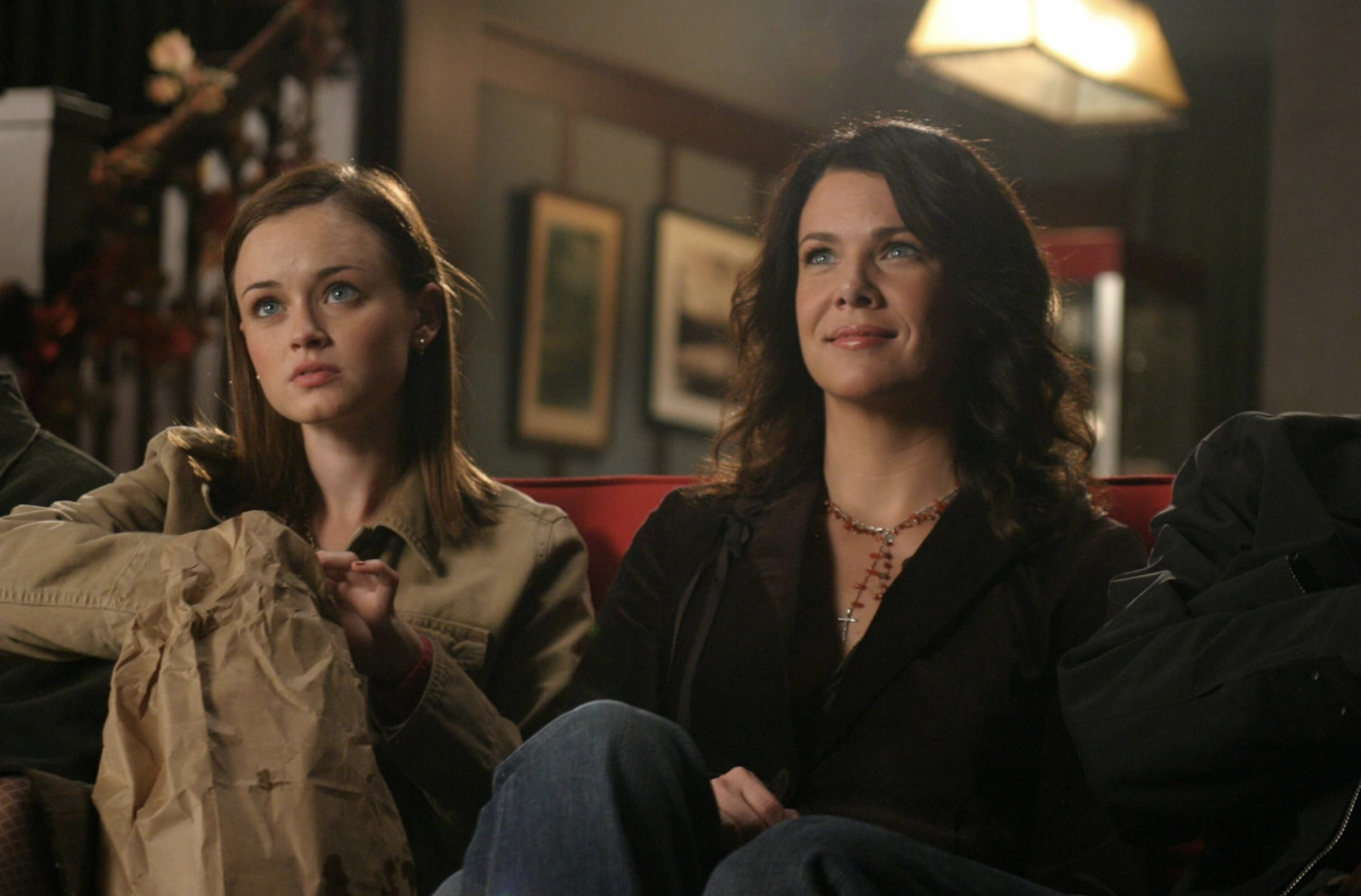 From endless coffee refills to witty small-town drama, ‘Gilmore Girls’ remains peak comfort TV for fast talk and slow living. (Photo: IMDb)