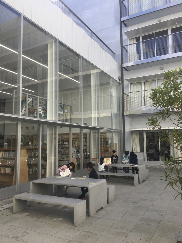 Concrete seating on the terraces of Koyasu Elementary School, designed to support flexible use and outdoor interaction within the school’s open, communal learning environment