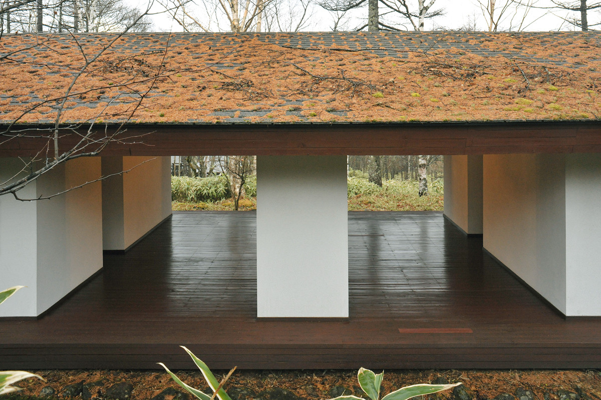 Yamakawa Villa, Riken Yamamoto’s early residential work, integrates beautifully with its surroundings
