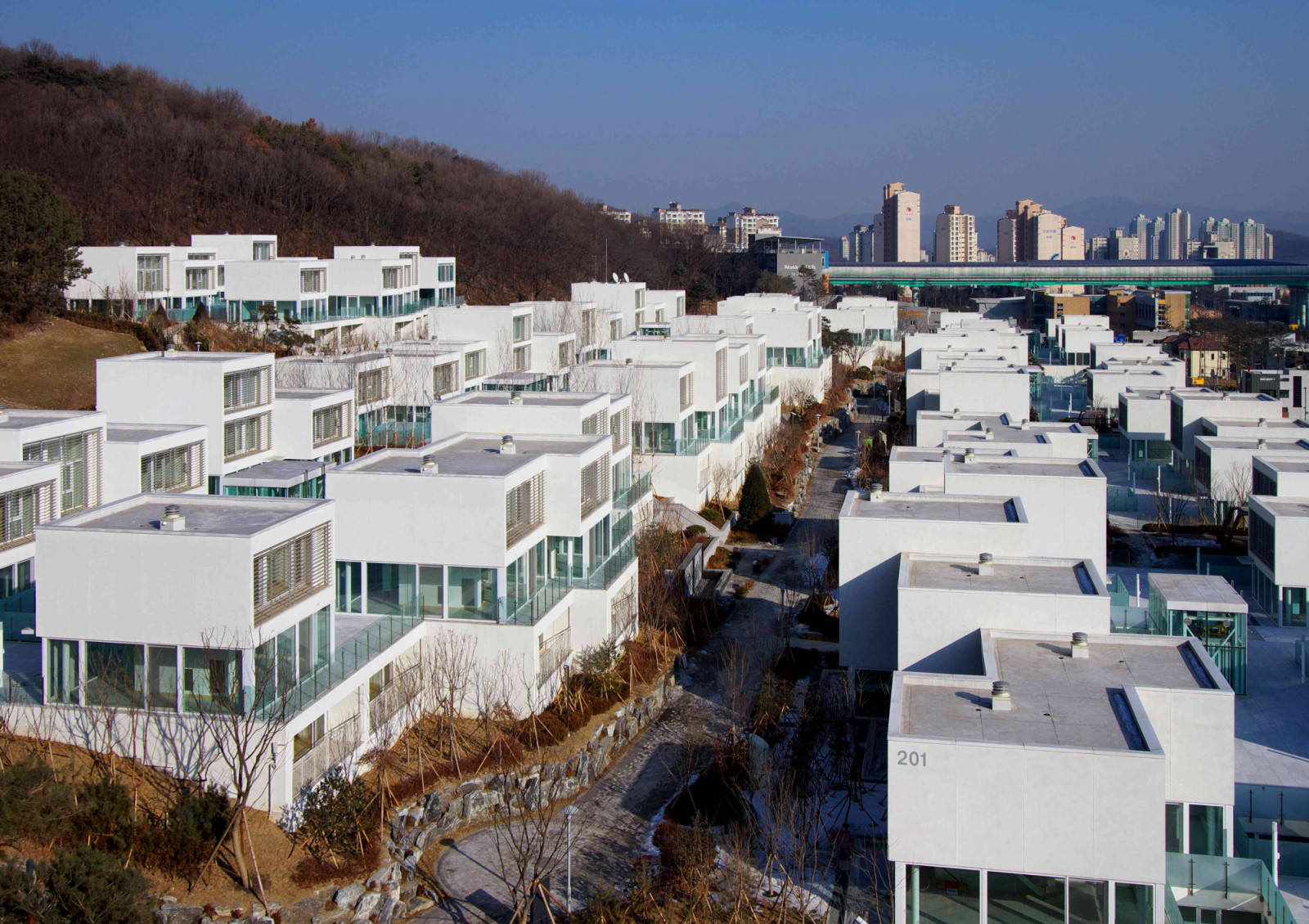 An aerial view of Pangyo Housing reveals Yamamoto’s vision of interconnected living: bridges, shared decks, and open courtyards link blocks into a single, community-driven neighbourhood