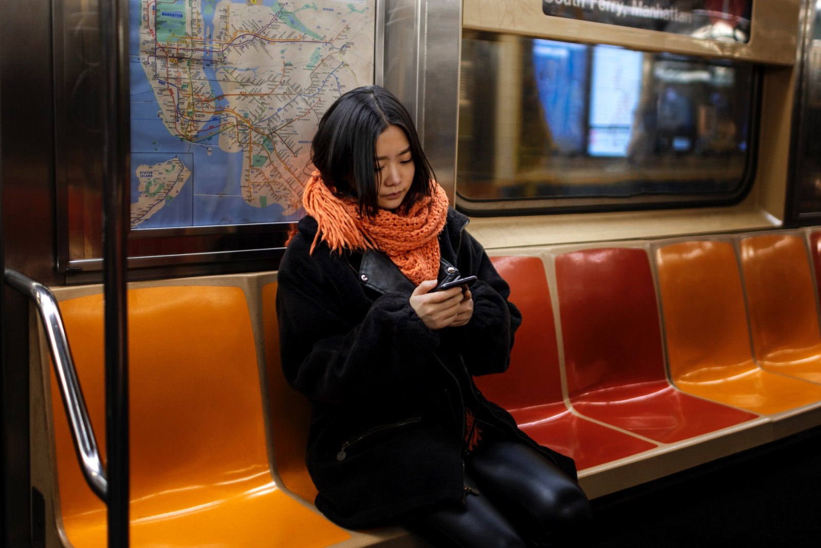 Late-night journeys feel less daunting when the right travel safety tools are in your pocket. (Photo: Freepik)