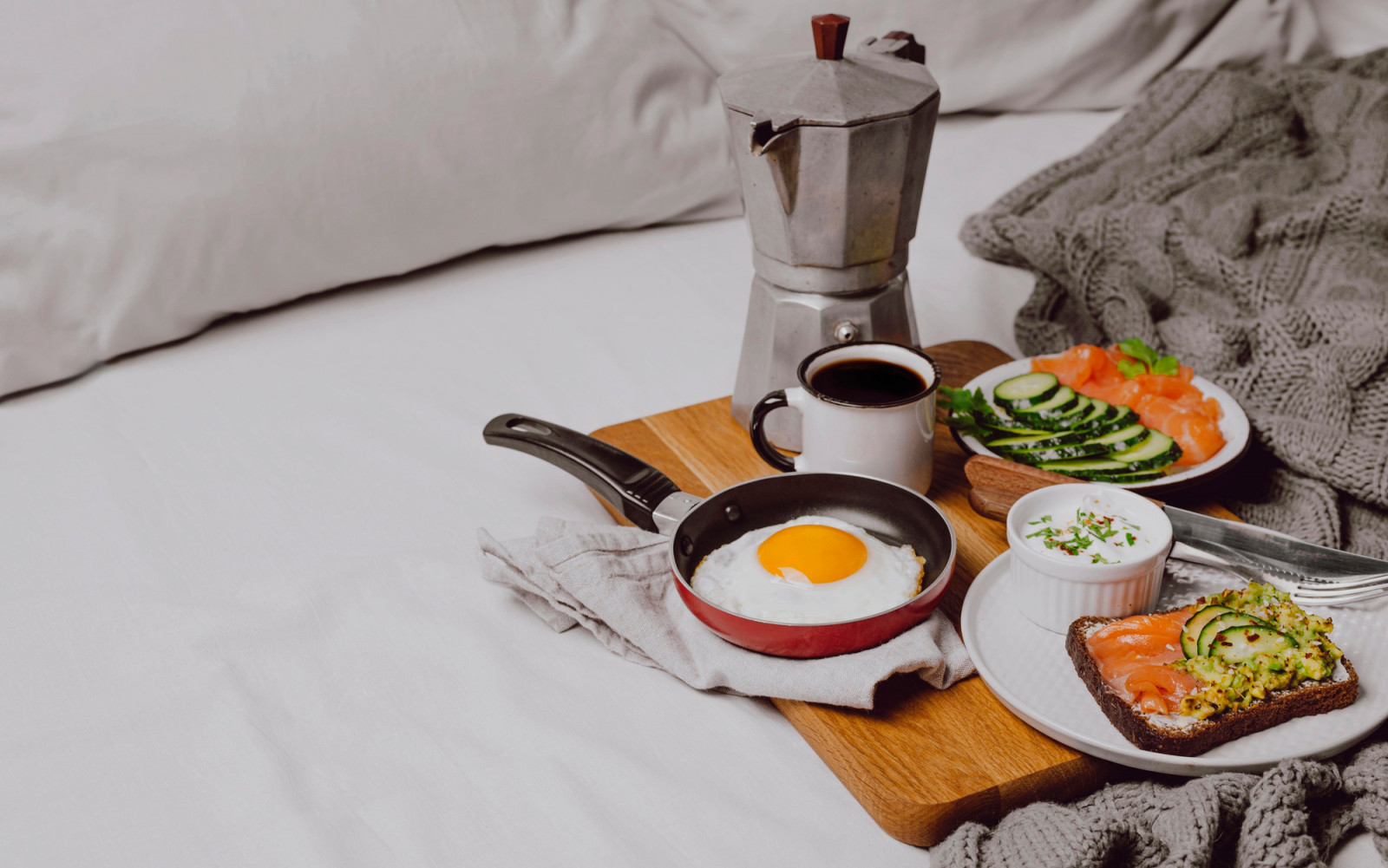 Time zone shifts, new foods and long flights can throw digestion off balance — here’s how to keep your gut health in check while travelling. (Photo: Freepik)