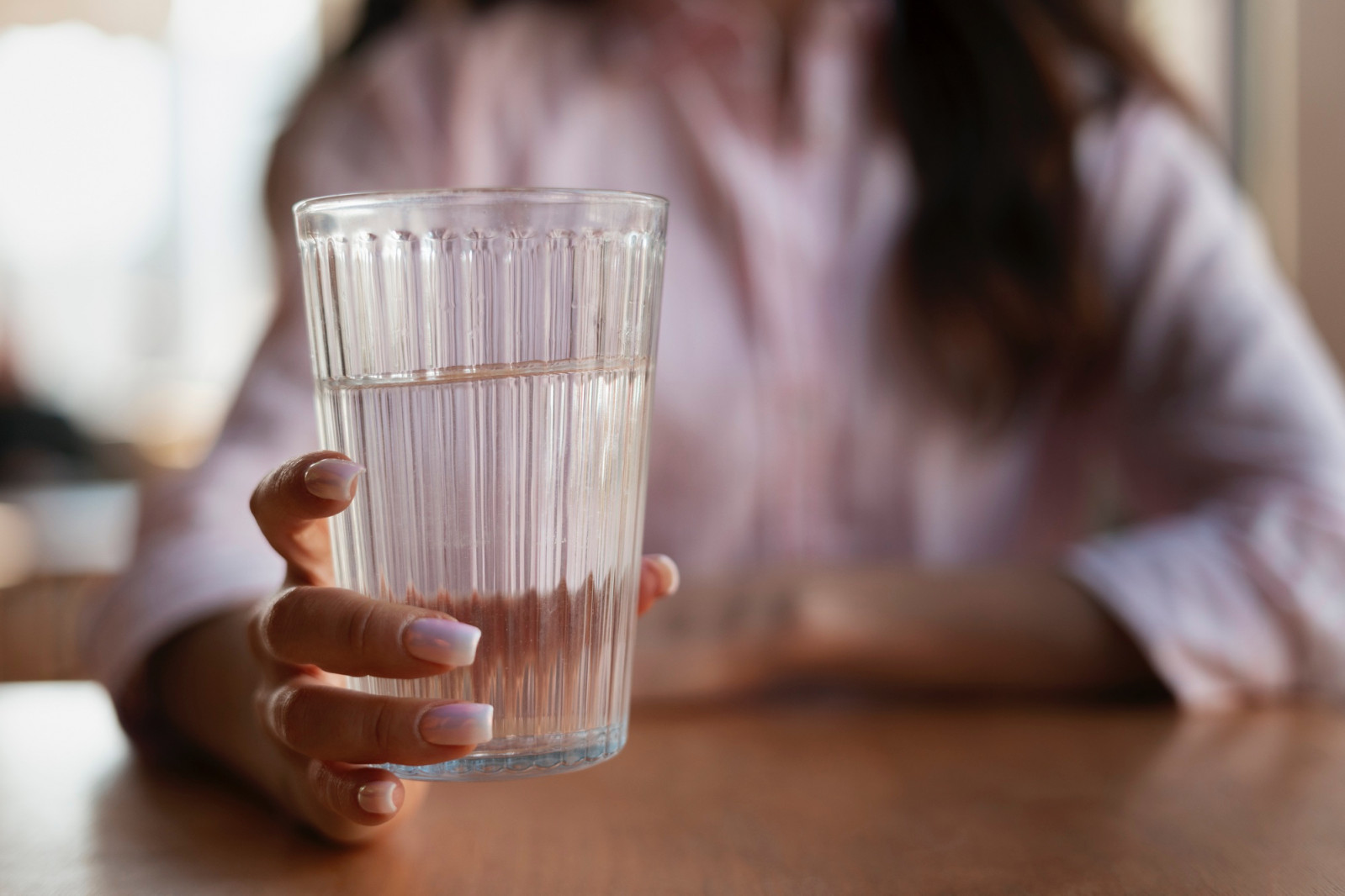 Staying hydrated supports digestion, circulation and energy—a simple step that makes travel much smoother. (Photo: Freepik)