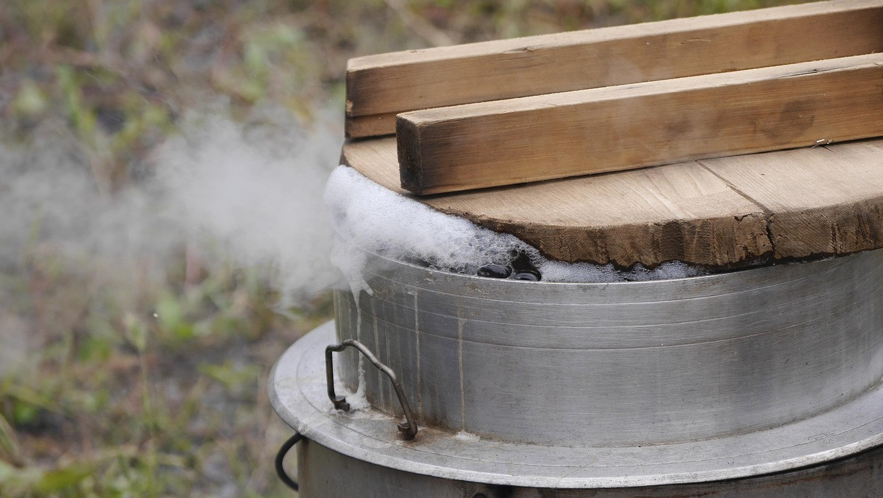 Cooking rice before electricity: a delicate balance of heat, timing and intuition.