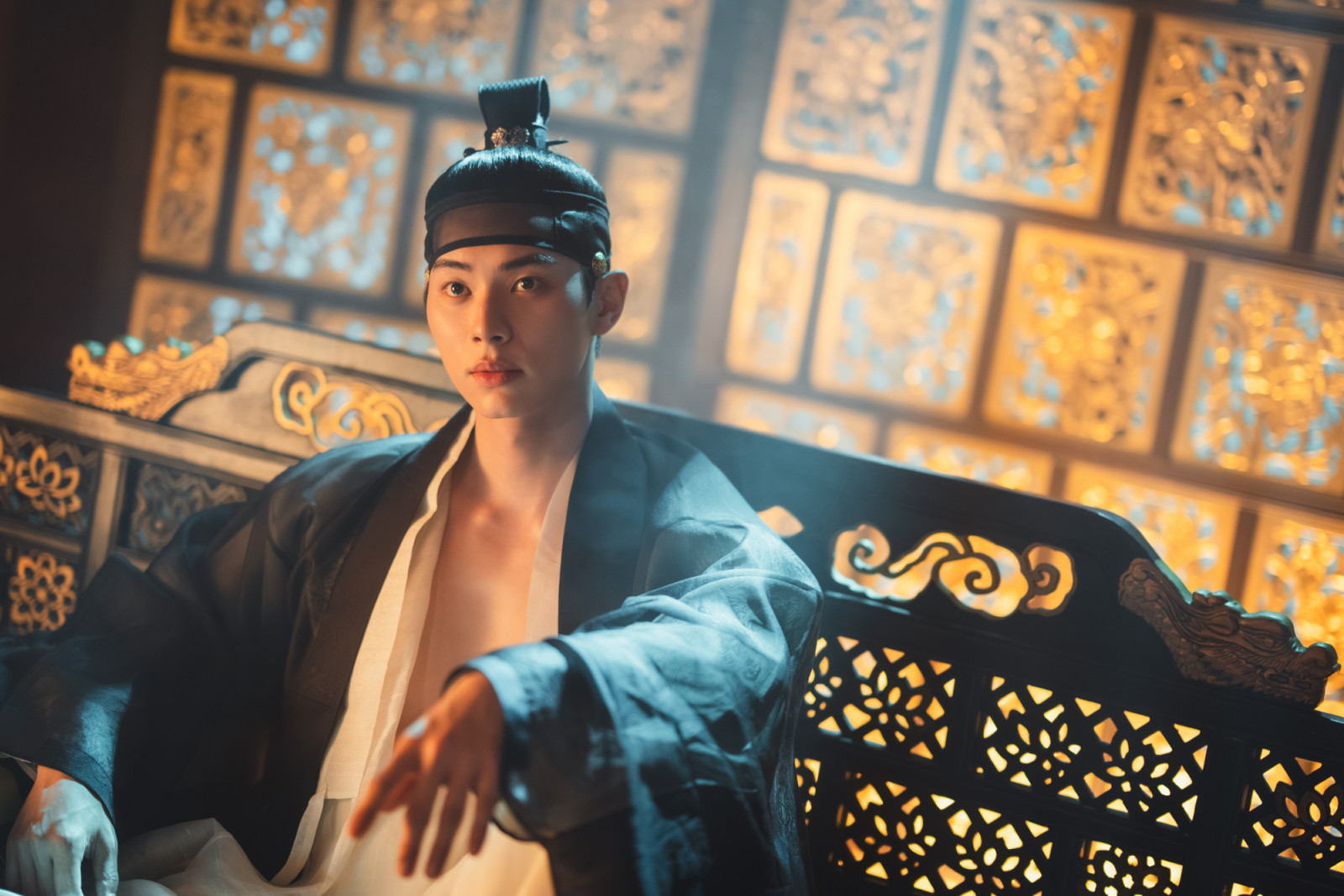 《暴君的廚師》不只是單純的穿越劇,也不是典型的宮廷劇,而是結合了料理、美食 Vlog、奇幻愛情以及宮廷鬥爭的新型態混搭。(Photo:Netflix《暴君的廚師》劇照)