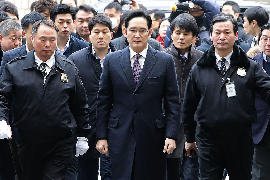 SEOUL, SOUTH KOREA - JANUARY 18: Lee Jae-Yong, vice chairman of Samsung, arrives at the Seoul Central District Court on January 18, 2017 in Seoul, South Korea. An arrest warrant for issued for Lee, Samsung's de facto leader, on charges of bribery in connection with the scandal that has led to President Park Geun-hye's impeachment. (Photo by Chung Sung-Jun/Getty Images)