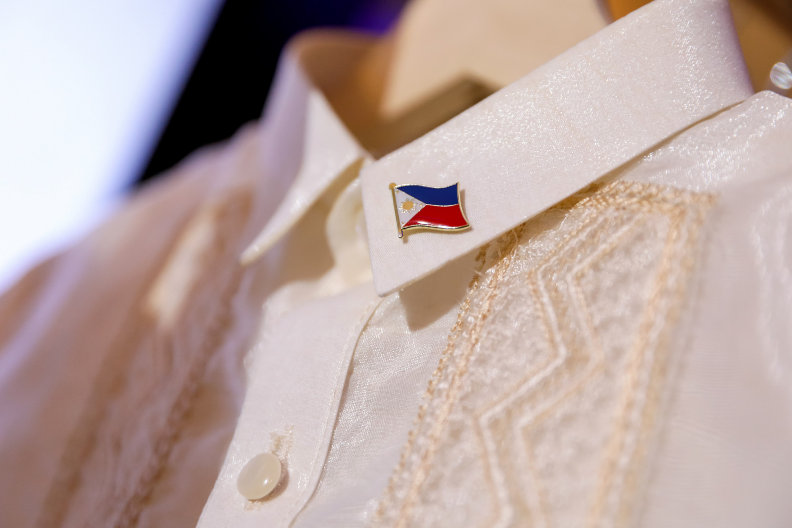 Barong Tagalong and a pin of the Philippine flag at the exclusive screening of ‘Segunda Pulo’ at Paramount Dubai (Photo: courtesy of the Carrot Brand)