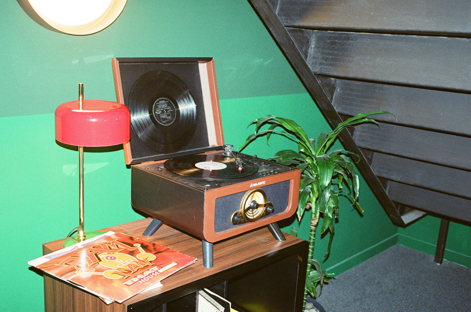 Saigon bars aren’t just for drinks—they’re for deep listening. Explore the city’s coolest listening spots, from cosy vinyl corners to rooftops with a view (Photo: Oleg / Unsplash)