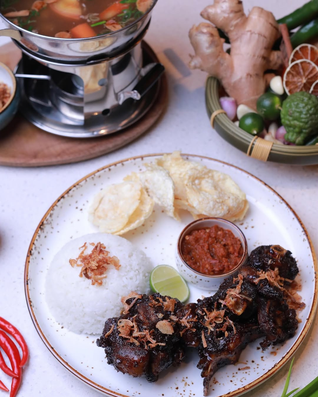 Sup buntut is a democratic dish; you can find it in street stalls and luxury hotels (Photo: Instagram / @warungeropakl)