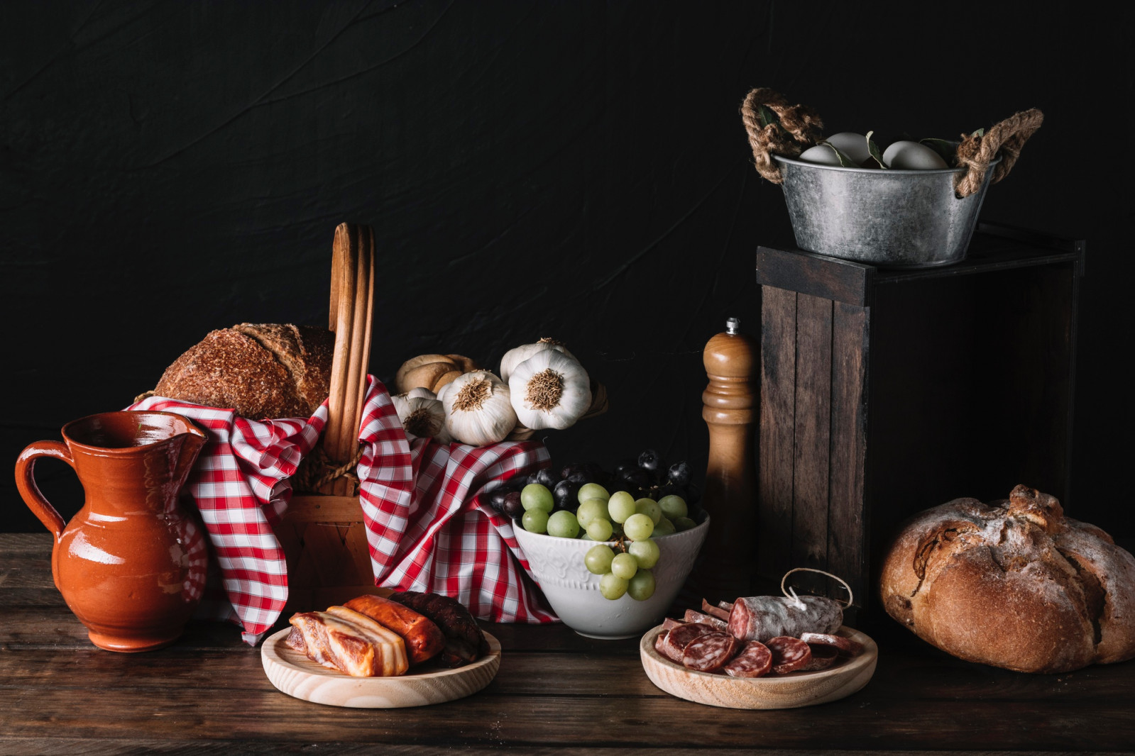 These food podcasts explore the history and culture behind global cuisines, from medieval feasts to modern kitchens. (Photo: Freepik)