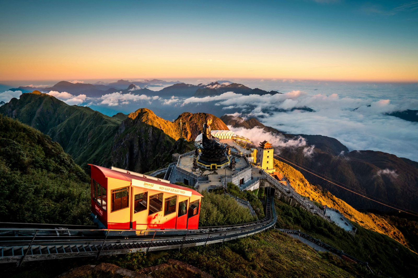 The mountain train winds its way through a sea of clouds to reach the top of Fansipan in Sa Pa, Vietnam (Photo: Unsplash/Vivu Vietnam)