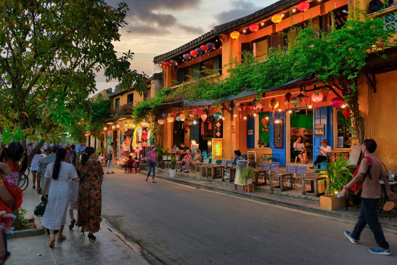 A lantern-lit street in Hoi An, Vietnam (Photo: Unsplash/
allPhoto Bangkok)